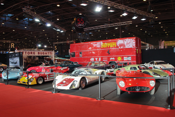 Wunderschöne Sportwagen vor klassischem Renn-Transporter - Maserati 300S, Porsche Carrera 6, Alfa Romeo 33, Porsche 550 RS Spyder - Rétromobile 2015