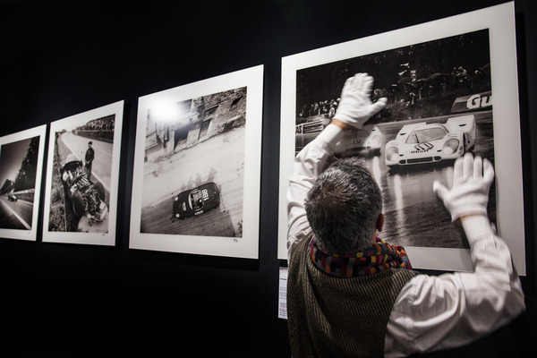 Wunderschöne historische Schwarzweiss-Fotografien - Rétromobile Paris 2016