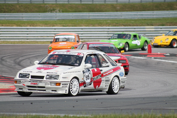 Bild Wunderschöner Ford Sierra an der Spitze einer Gruppe mit Trabant, Melkus und Renault - GLPPro Rennserie
