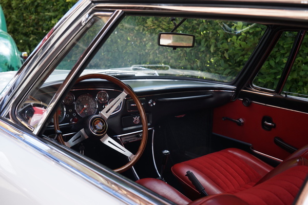 Wunderschöner Innenraum eines Glas V8 2600 mit roten Skai/Velours-Polstern – Einbecker Oldtimertage 2025