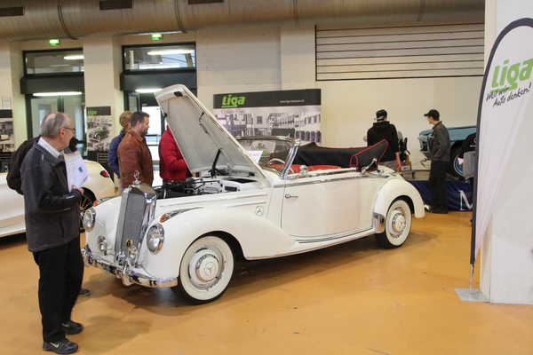 Wunderschönes Cabriolet von Mercedes-Benz in Weiss bei Liga - Oldtimermesse St. Gallen am 30. Oktober 2016