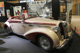 Wunderschönes Delahaye-Cabriolet mit Zweifarben-Lackierung auf dem Clubstand – Rétromobile Paris 2025