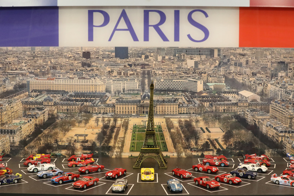 Wunderschönes Ferrari-Diarama vor dem Eifelturm in Paris – Rétromobile Paris 2025