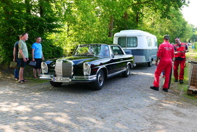 Wunderschönes Mercedes-Benz Coupé (W111) Gespann mit Eriba-Wohnwagen – Bockhorner Oldtimermarkt 2025
