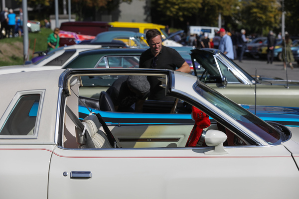 Wunsch nach Geborgenheit: plüschiger Lenkradbezug und versteifender Dachbügel – Albisgütli Classic Cars & Bikes Oktober 2023