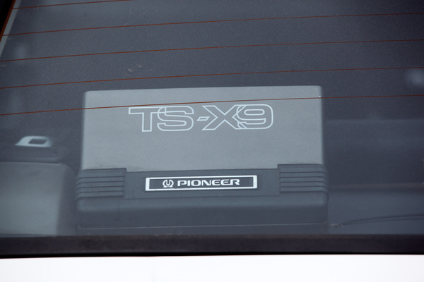 Wurden damals gerne verbaut - Aufbaulautsprecher von Pioneer auf der Hutablage (eines Mitsubishi) - Dolder Classics Mai 2018