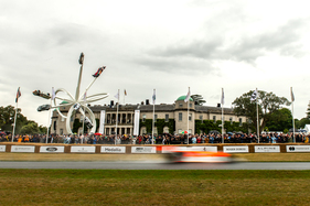 Wuuuusch: Auch im Regen drückten die Piloten ordentlich aufs Gaspedal – Goodwood Festival of Speed 2023