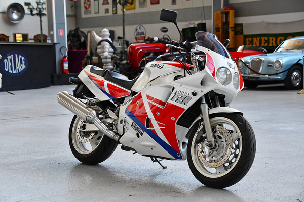 Bild: Yamaha FZR 1000 (1993) - als Lot 118 an der Versteigerung der Oldtimer Galerie Toffen am 15. Oktober 2022