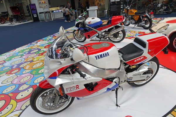 Yamaha FZR 750 RR OW01 (1989) – dahinter eine Honda VFR 750 RR RC 30 von 1988 – Sonderausstellung "Big in Japan" in der Autoworld Brüssel