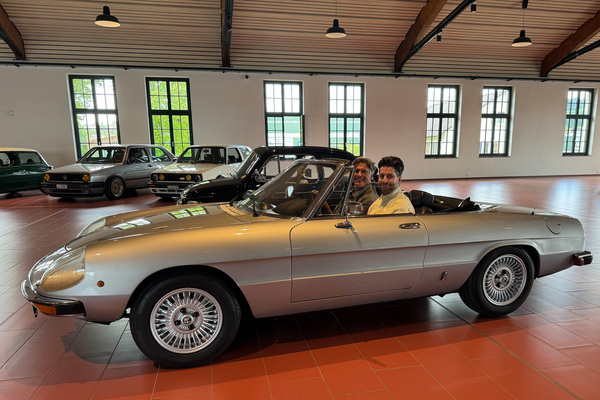 Bild Yannick Hillbert und sein Vater – "Ich liebe den Alfa Spider, aber ich wäre wohl ohne meinen Vater kein Oldtimerfan geworden." – Meet Emil 2025