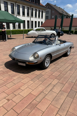 Yannick Hillbert und sein Vater bei der Ankunft im Alfa Romeo Spider 2000 – Meet Emil 2025
