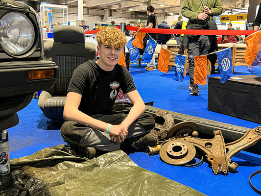 Youngster des Messestandes, aber schon fit wie ein Grosser: Silas Behling, hier noch 17 Jahre jung, neben seinem live geschraubten Golf-II-Projekt.