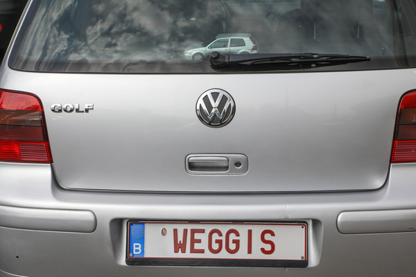 Youngtimer meeting Mall of Switzerland - fits in well, "Weggis" on the Belgian sign of the VW Golf IV - Swiss Classic World Lucerne 2023