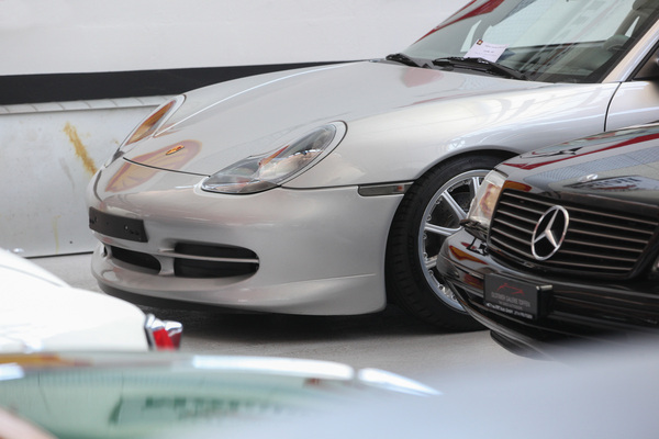 Youngtimer von Mercedes-Benz und Porsche zwischen Oldtimern - Versteigerung der Oldtimer Galerie in Toffen am 26. März 2022