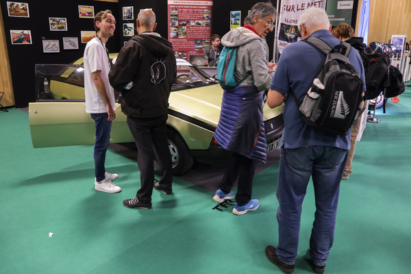 ZIemlich viel Andrang bei einem Renault Fuego, aber man konnte ihn schliesslich auch gewinnen ... - Rétromobile Paris 2024