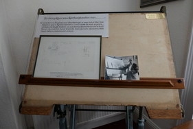 Zeichenbrett von Frederick Henry Royce, darauf eingerahmt die letzte Zeichnung, die er zwei Tage vor seinem Tod am 22. April 1933 anfertigte. Darauf findet sich auch eine Notiz seiner Krankenschwester Ethel Aubin (E. A.)