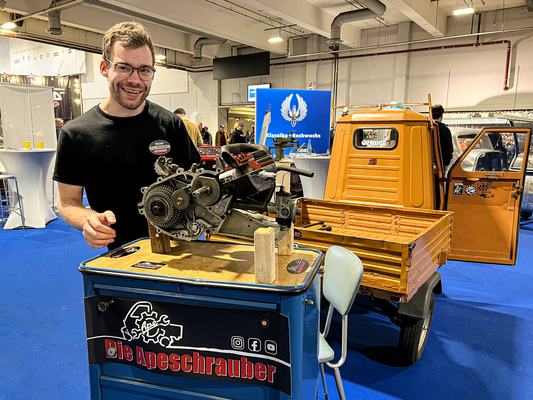 Zeigt stolz, wozu 50 zweitaktende Kubik fähig sind: Projektkaufmann, Sozialnetzwerker und Ape-Extremschrauber Bennet Haukje (27).