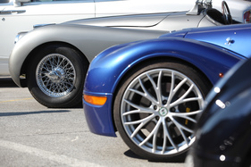Zeitenwandel - Speichenrad am Jaguar XK versus Alurad auf einem modernen Morgan - British Car Meeting in Mollis am 28. August 2016