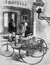 Bild: Zeitgenössische Darstellung - Bertha Benz und ihre Söhne beim Tanken auf der Fernfahrt von Mannheim nach Pforzheim