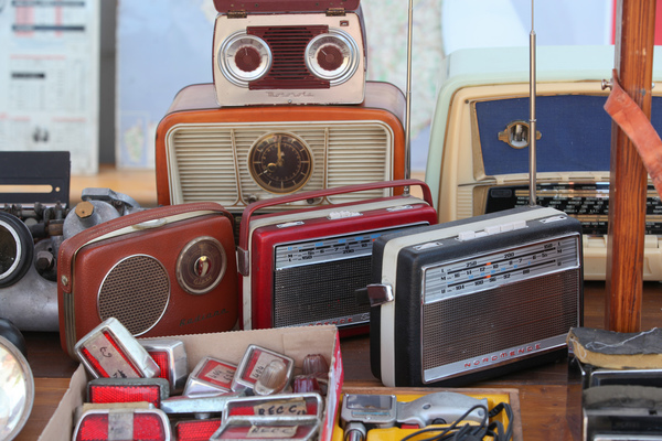 Zeitgenössische Accessoires, z.B. UKW-MW-LW-Radios aus den Sechzigerjahren - 3. Youngtimer- und Classictreffen Pratteln am 15. Juli 2018