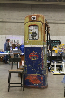 Zeitgenössische Tanksäule - Oldtimer- und Teilemarkt Fribourg 2019