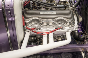 Zeitgenössisches Tuning: Offenhauser-Ventildeckel an einem Hot Rod – Bremen Classic Motorshow 2024