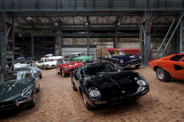 Image: The central eye-catcher in the main hall is a steep curve on which the icons of automotive history gather - National Automobile Museum
