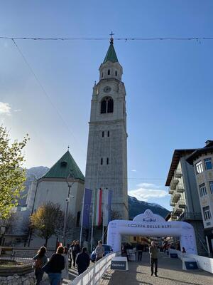 Zielbogen in Cortina d'Ampezzo vor der Basilika der Heiligen Philippus und Jakobus – Coppa delle Alpi 2024