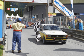 Zielflagge für Opel Kadett GT - Arosa ClassicCar Bergrennen 2015 Zielflagge für Opel Kadett GT - Arosa ClassicCar Bergrennen 2015