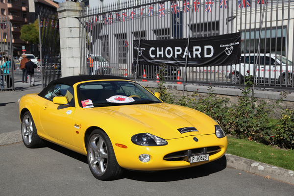 Ziemlich gelb, dieses Coupé von Jaguar - damit sollte der Farbgeschmack des Publikums getestet werden - Swiss Classic British Car Meeting Morges 2017