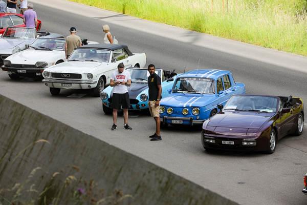 Bild: Ziemlich gemischt - Autos aus Deutschland, Frankreich, Italien, USA und Grossbritannien ... - Old Wheels Biel-Bienne 2025