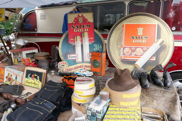 Zigarettenwerbung, Spielzeug-Tankstelle und Setra-Bus als Wohnmobil – Bockhorner Oldtimermarkt 2024