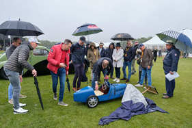 Bild Zoute Concours d'Elégance - Der kleine Bugatti erhält mehr Aufmerksamkeit als der grosse im Hintergrund