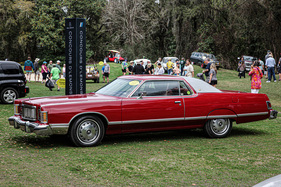 Zu Amerikas mobilen Grausamkeiten zählen hier auch gepflegte Raritäten der Vollfettstufe, etwa dieser Mercury Marquis Brougham Hardtop von 1976. (2023)