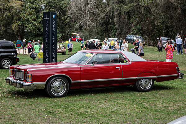 Zu Amerikas mobilen Grausamkeiten zählen hier auch gepflegte Raritäten der Vollfettstufe, etwa dieser Mercury Marquis Brougham Hardtop von 1976.
