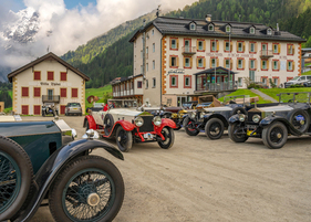 Zu Ehren des Erfolgs bei der Alpenfahrt 1913: Alle zehn Jahre treffen sich Rolls-Royce Silver Ghost am Hotel Schöne Aussicht. Hier, anno 2023, waren 32 Wagen dabei.
