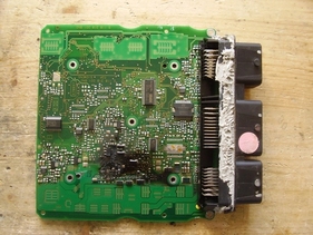 Zu den häufigsten Ursachen für Defekte bei der Motorsteuerungs-Hardware gehören Kurzschlüsse in Anbauteilen und Kabelbäumen. Zu den häufigsten Ursachen für Defekte bei der Motorsteuerungs-Hardware gehören Kurzschlüsse in Anbauteilen und Kabelbäumen.