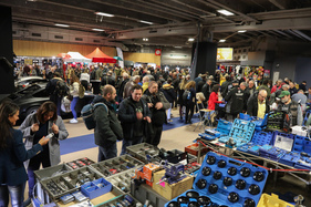 Zu gewissen Zeiten war kaum ein Durchkommen, hier sieht es noch locker aus – Rétromobile Paris 2025