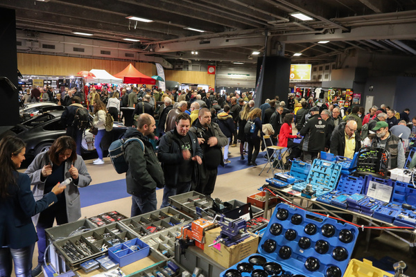 Bild Zu gewissen Zeiten war kaum ein Durchkommen, hier sieht es noch locker aus – Rétromobile Paris 2025