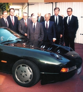 Zu seinem 75. Geburtstag erhielt Ferry Porsche 1984 einen viersitzigen 928. Zu seiner linken mit dem Schnurrbart Finanzvorstand Heinz Branitzki, zu seiner Rechten Chefkonstrukteur Helmuth Bott Zu seinem 75. Geburtstag erhielt Ferry Porsche 1984 einen viersitzigen 928. Zu seiner linken mit dem Schnurrbart Finanzvorstand Heinz Branitzki, zu seiner Rechten Chefkonstrukteur Helmuth Bott