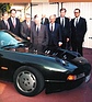 Zu seinem 75. Geburtstag erhielt Ferry Porsche 1984 einen viersitzigen 928. Zu seiner linken mit dem Schnurrbart Finanzvorstand Heinz Branitzki, zu seiner Rechten Chefkonstrukteur Helmuth Bott