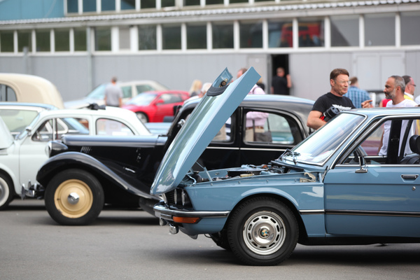 Image: For sale at the private car market between the halls - BMW 525 - Swiss Classic World Lucerne 2018