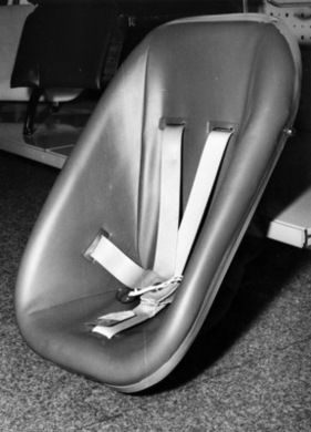 Zubehör - Kindersitz aus Pkastik, weich ausgepolstert und mit Sicherheitsgurten ausgerüstet - Genfer Autosalon 1968