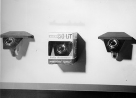 Zubehör - vollautomatischer Zigarettenanzünder - die Zigarette wird hineingesteckt und nach kurzer Zeit in Brand gesetzt - Genfer Autosalon 1968