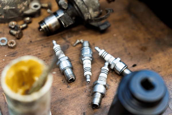 Zündkerzen sind zum Glück selten modellspezifisch und meist ohne Wartezeit verfügbar