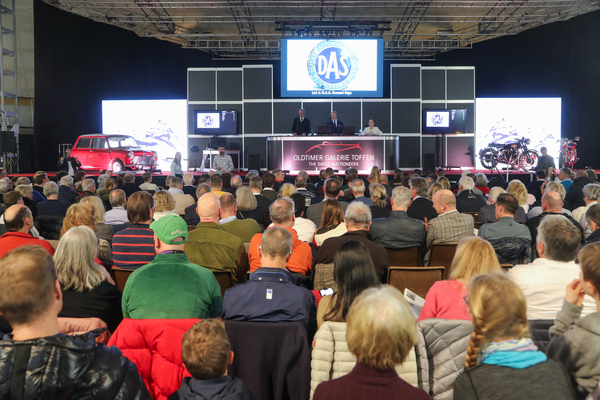 Zuerst erfolgt die Versteigerung von Automobilia - "Gstaad Classic Car Auction" der Oldtimer Galerie Toffen am 29 Dezember 2023
