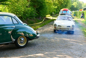 Zufahrt zu den Parkplätzen: Der DKW macht den Insassen des Karmann-Ghia etwas Dampf. – Bockhorner Oldtimermarkt 2025