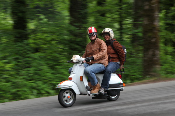 Image: Satisfied Vespa riders on the road - Oldtimer in Obwalden (O-iO) 2018