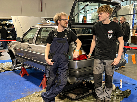 Zugeschaut, mitgebaut: Aktivposten VW Golf II von 1989 während der Schrauberpause.IMG_5053