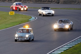 Bild Zum 60. Geburtstag des Minis war sogar das Safety Car ein Mini - Goodwood Revival 2019